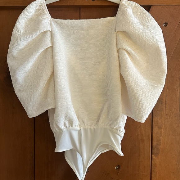 NWOT Express Textured Puff Sleeve Wrap Front Thong Bodysuit Sz S - Picture 9 of 12